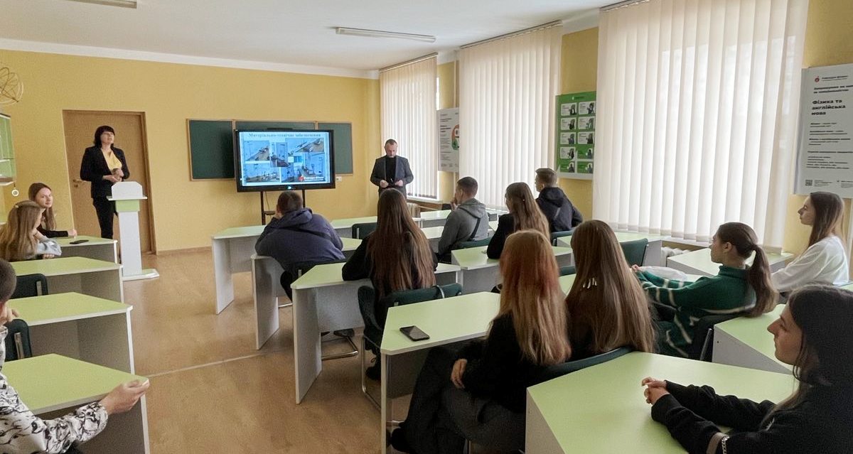 Доцент Ольга Михайлівна Федчишин знайомить з факультетом